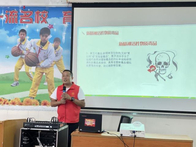 禁毒宣傳進(jìn)校園，讓青春綠色無毒 (3).jpg