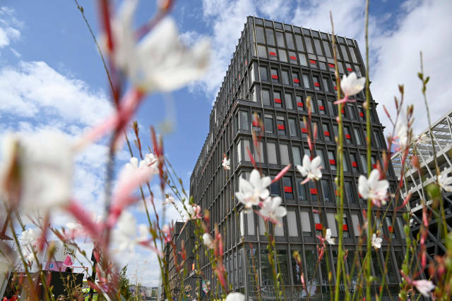 這是7月23日拍攝的巴黎奧運村內中國體育代表團成員居住的公寓。新華社圖